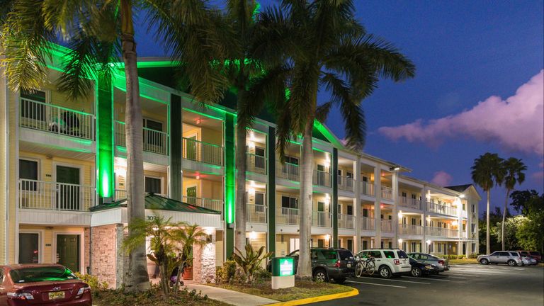 HomeTowne Studios by Red Roof Fort Lauderdale en $79 ($̶1̶1̶3̶). Fort