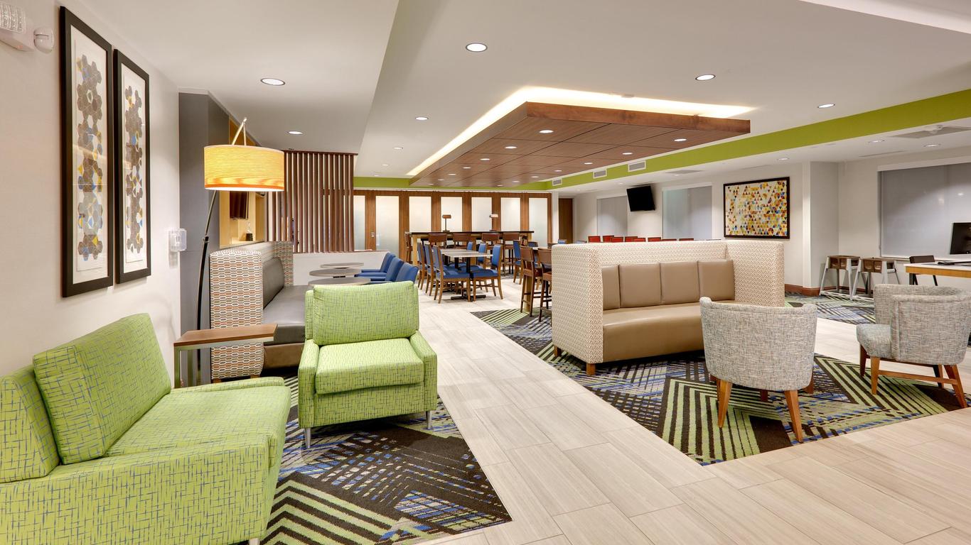 Holiday Inn Express & Suites Mitchell