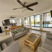 Newly Renovated 4 Bdrm House With Pool! Short Walk To The Beach & Restaurants