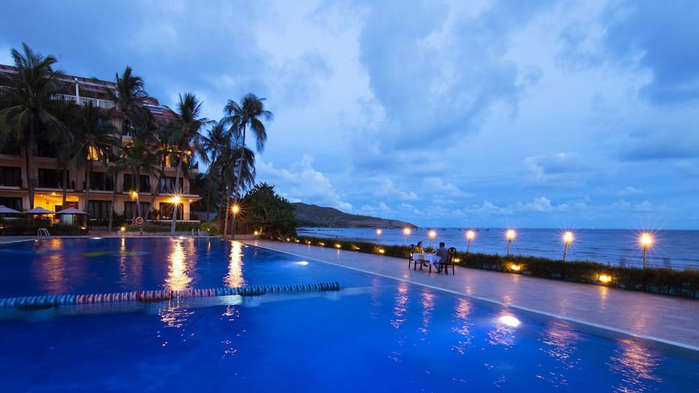 Hon Rom Central Beach Resort